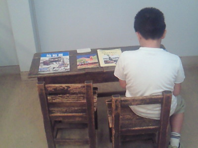 小学校の机と椅子